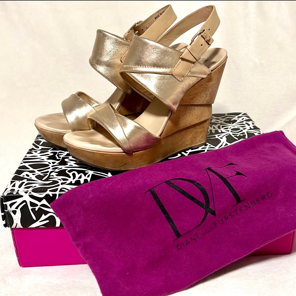 Diane von Furstenberg strappy gold leather platform sandals size 9